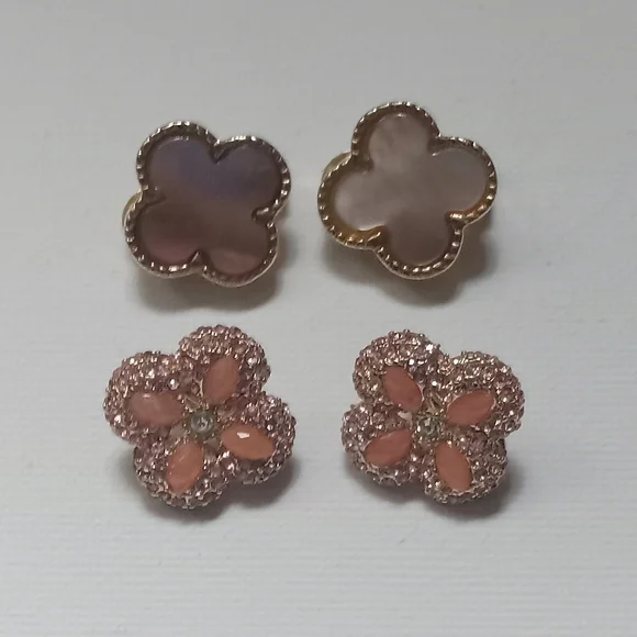 2 pairs gold tone clover clip on earrings - Picture 2 of 5